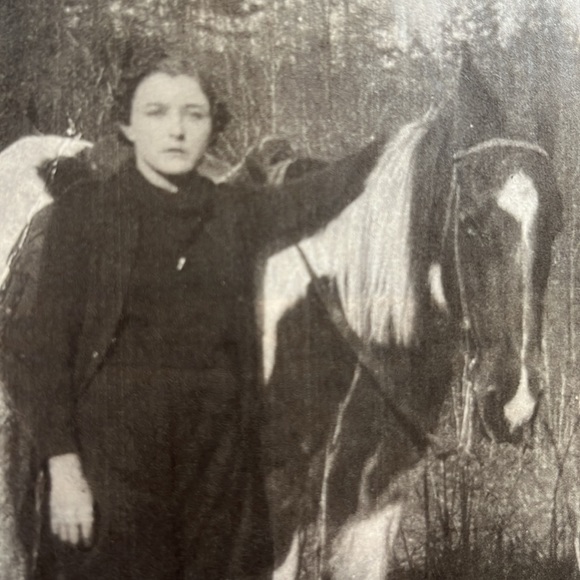 The Book Woman's Daughter: A Novel (The Book Woman of Troublesome Creek Book 2) - Picture 2 of 7